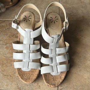 Isaac Mizrahi white wedge sandals Sz 8.5